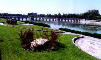 پل چوبي واقع در شهر اصفهان